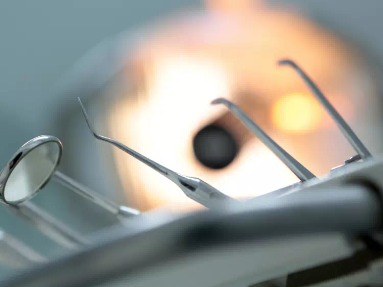ułożony sprzęt dentystyczny