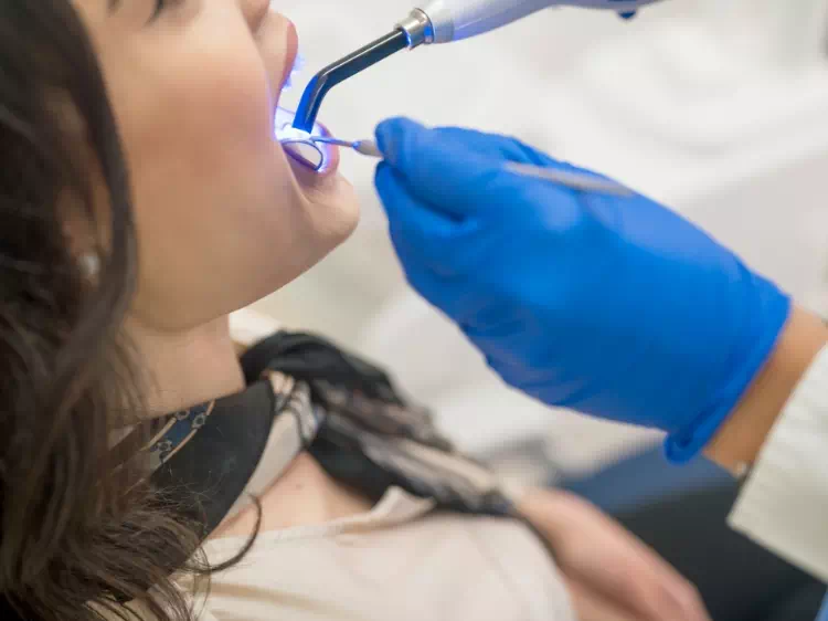 leczenie zębów przez dentystę