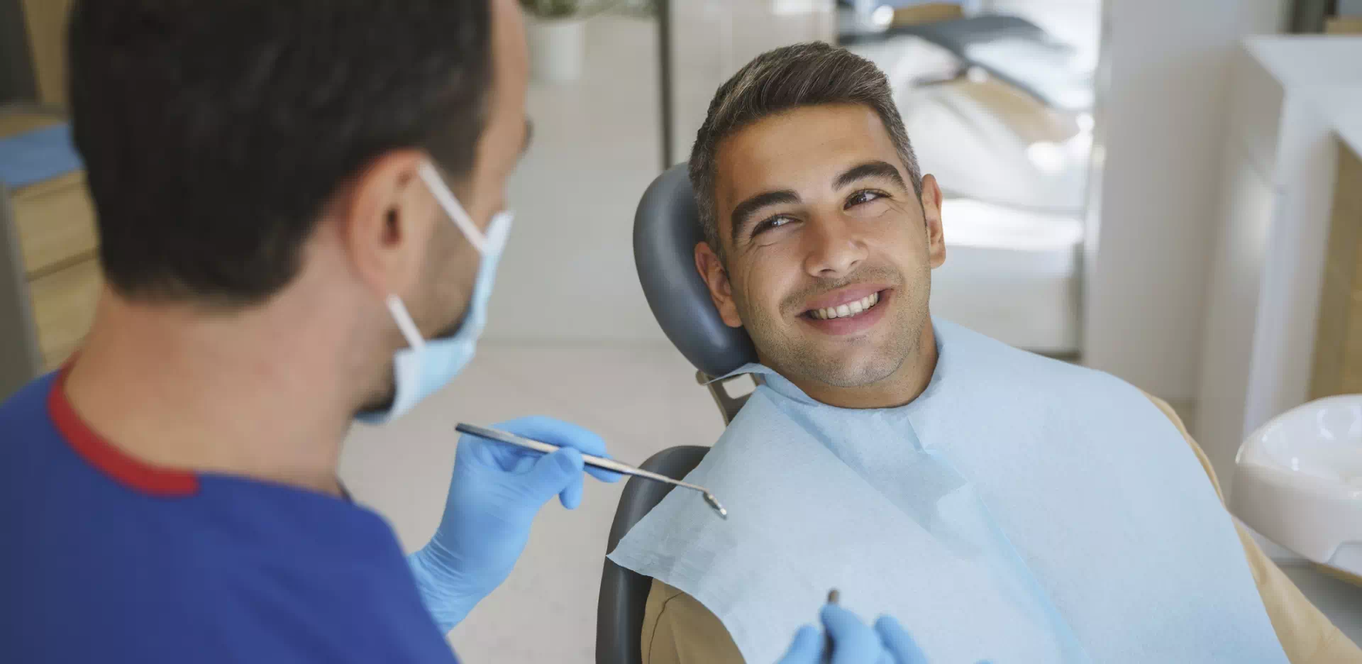 uśmiechnięty mężczyzna u dentysty