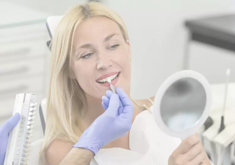 kobieta bada zęby